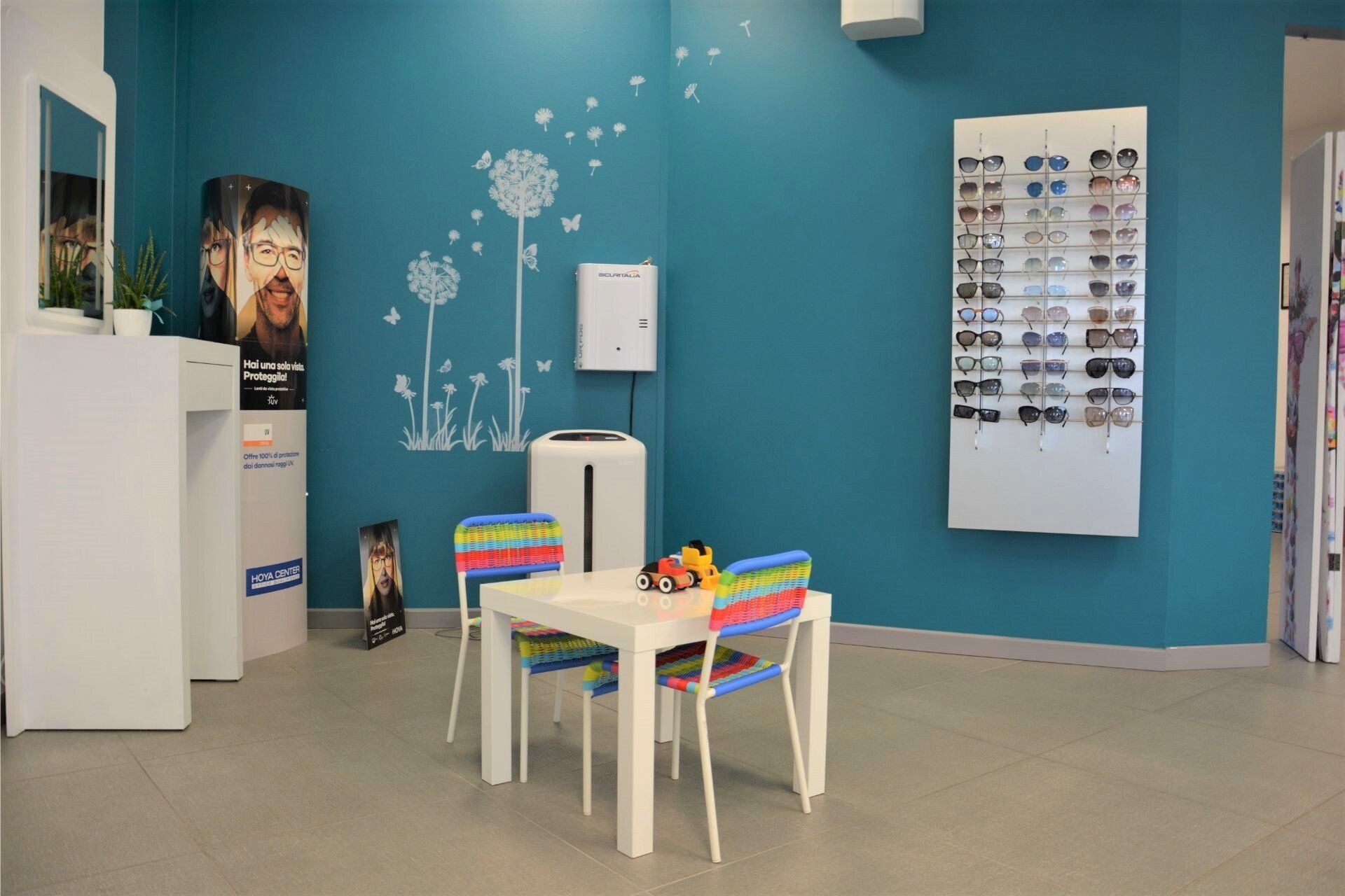Un tavolo e delle sedie per angolo bambini negozio di ottica