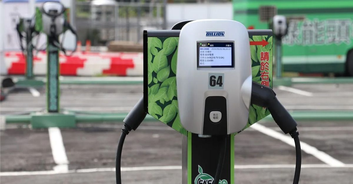 電動車充電站，配有兩條充電線。
