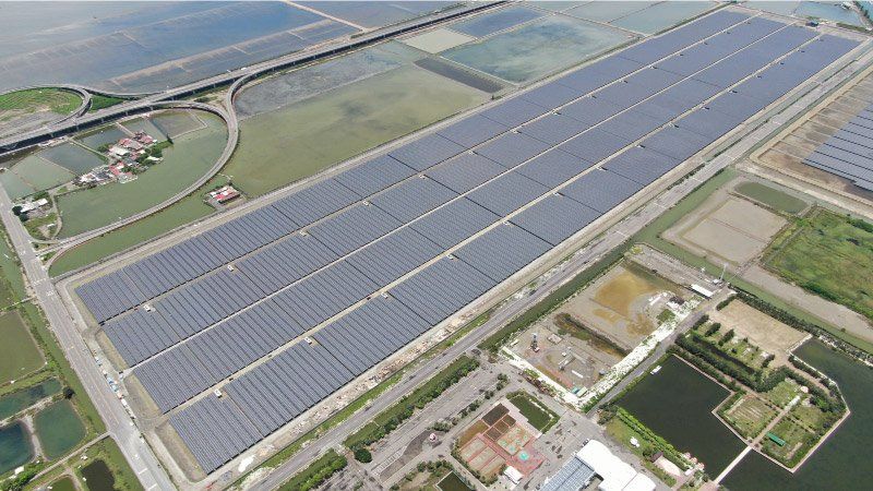 靠近水體和道路的大型太陽能板陣列；產生再生能源。