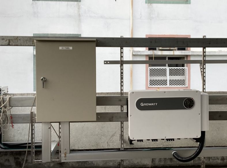 戶外金屬框架上安裝有電箱和太陽能逆變器。