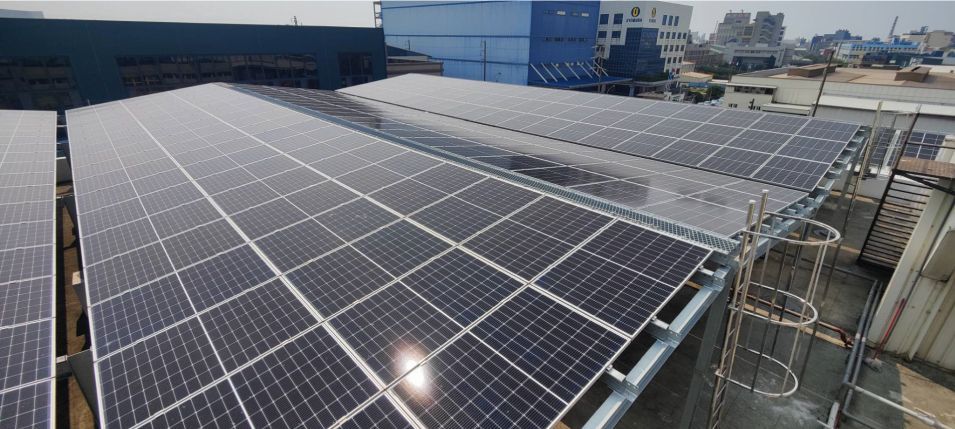 建築物屋頂上的太陽能電池板，用於產生再生能源。