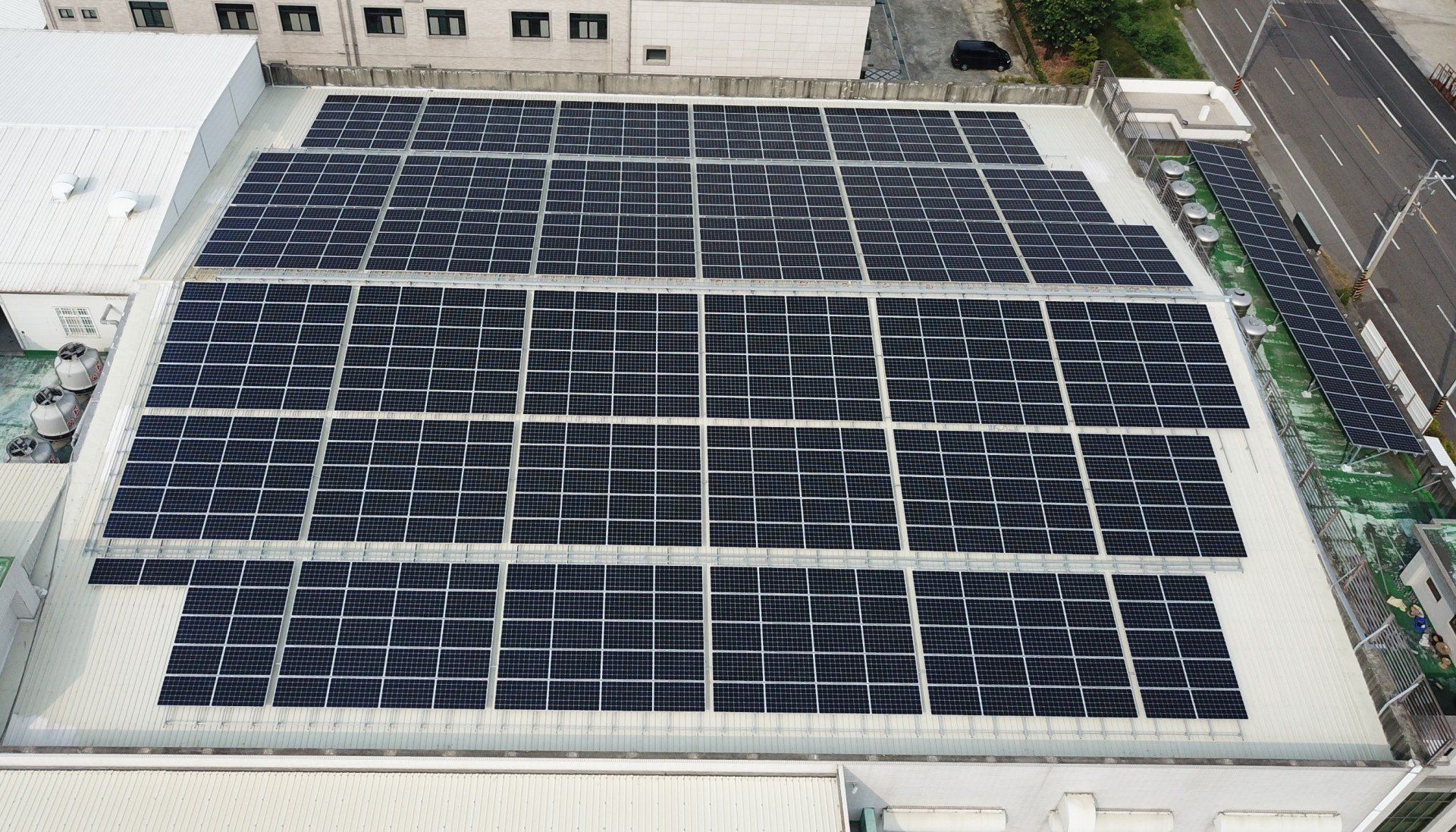 屋頂上排列著太陽能電池板；灰色的矩形電池板。