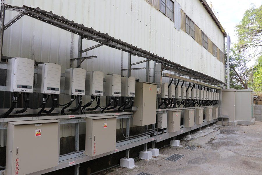 太陽能逆變器和配電箱安裝在建築物外部，透過電線連接，戶外環境。