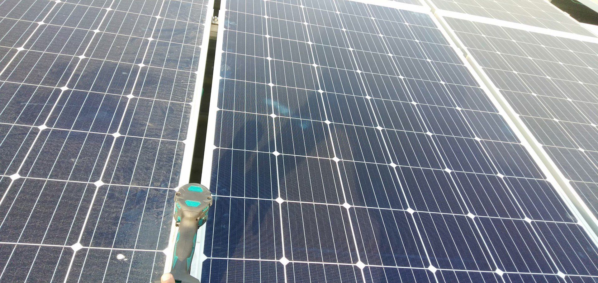 正在用工具清潔太陽能板。