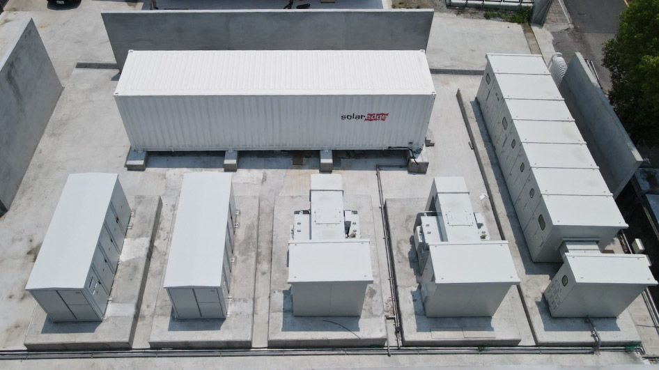屋頂上設有白色工業儲存設備和器材，搭建在混凝土平台上。