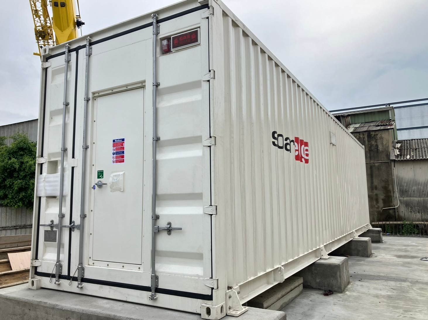 白色儲能容器，帶有“SolarEdge”標誌。