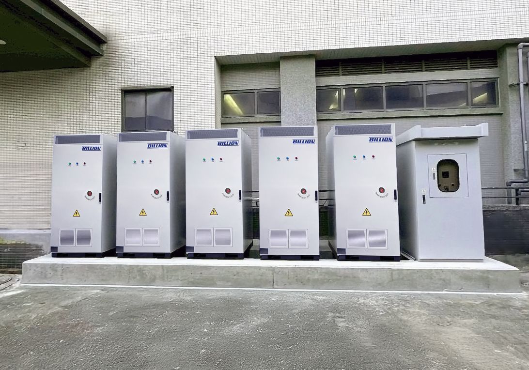 建築物外有五個灰色配電櫃和一個小型控制箱。