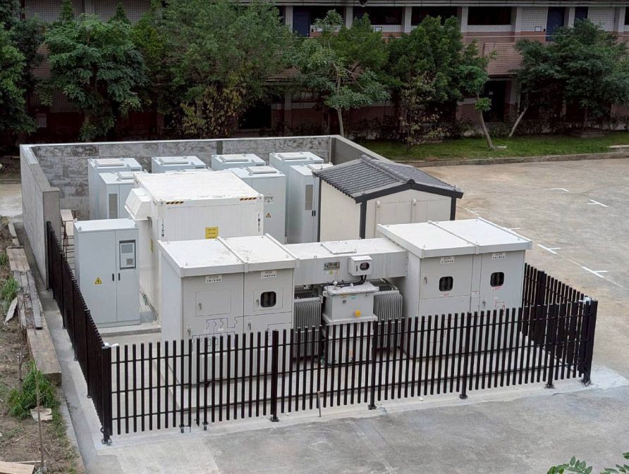室外變電站，周圍用黑色圍欄圍起來。