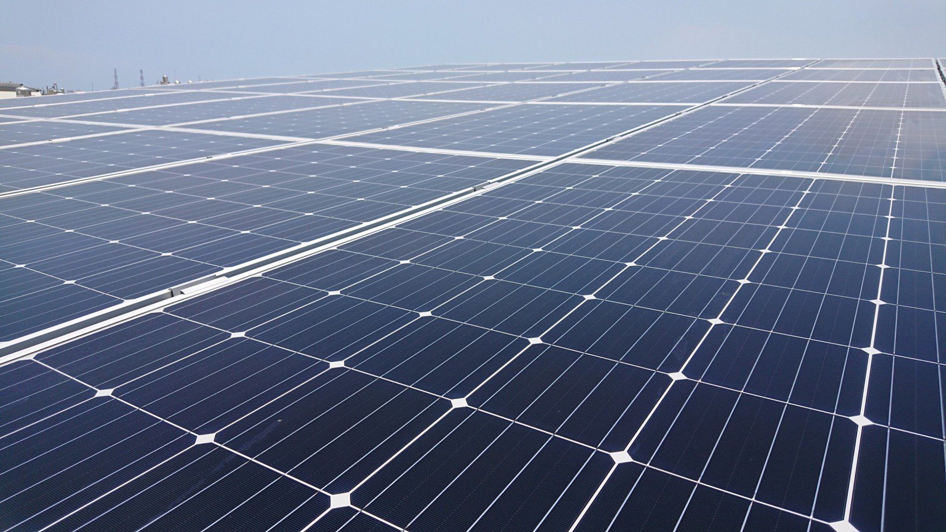 太陽能電池板呈網格狀排列，在晴朗的日子裡捕捉陽光。