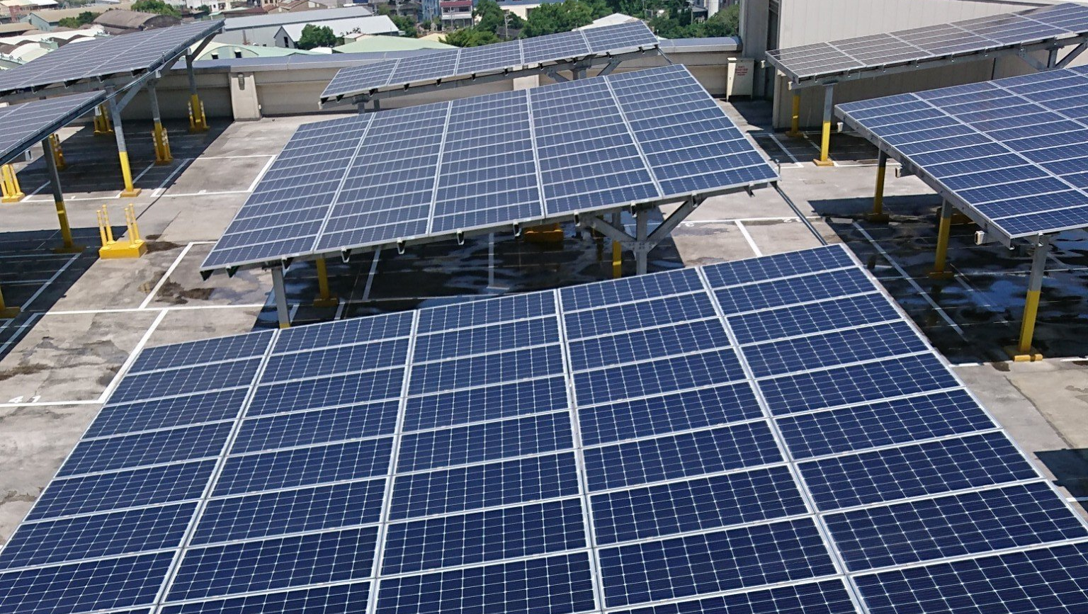 停車場上方安裝了太陽能板，起到遮蔭作用。
