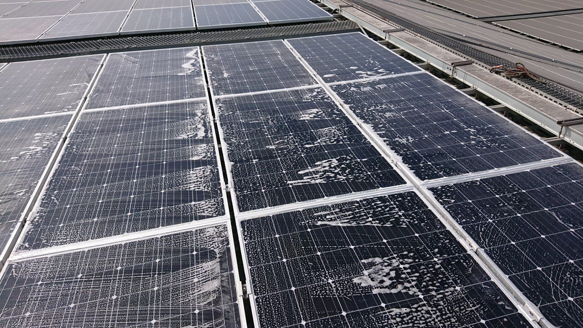 屋頂上的太陽能電池板結滿了霜。