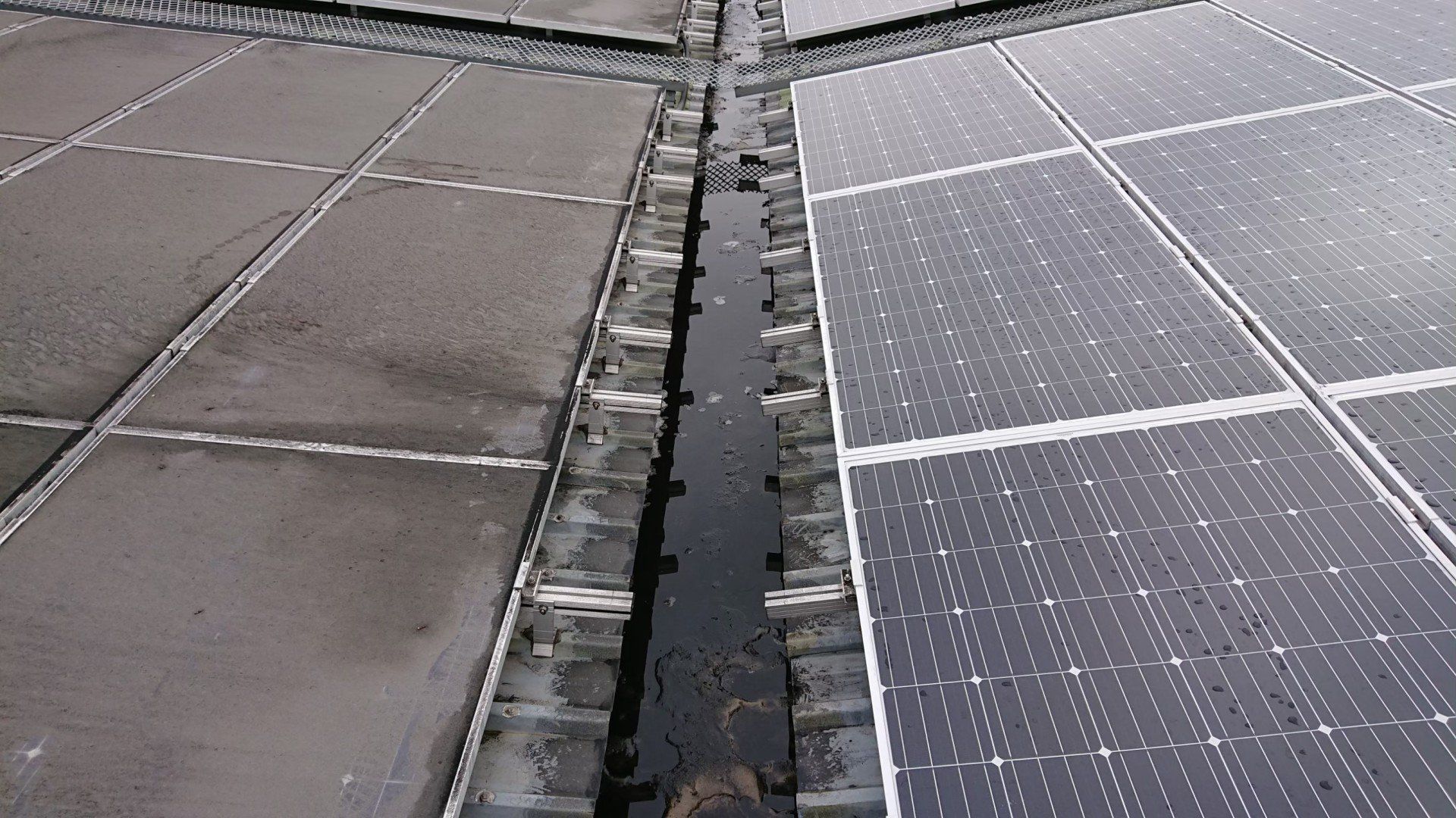 太陽能板：一排髒兮兮的電池板旁邊是一排乾淨的電池板，顯示了清潔的有效性。