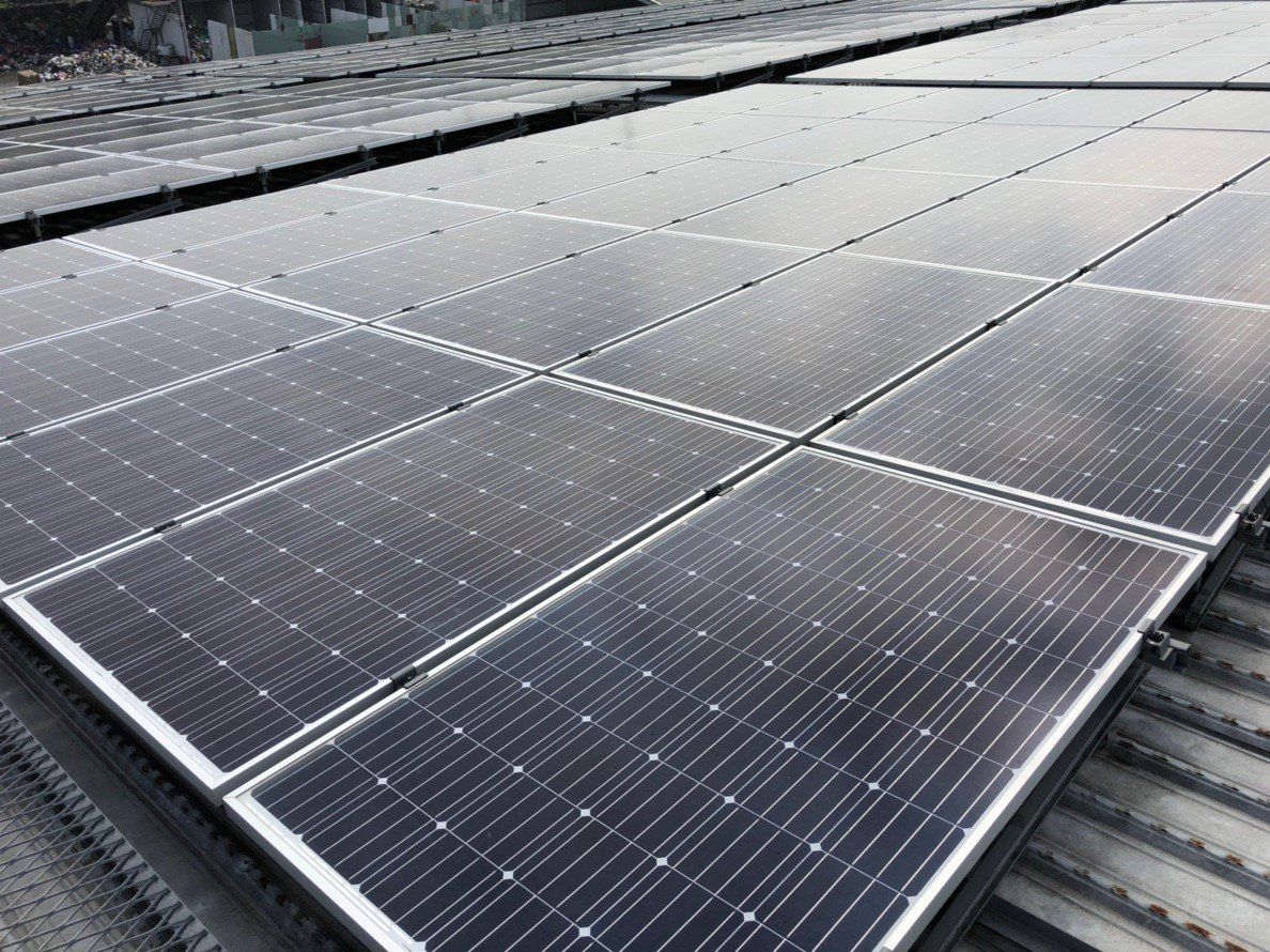 屋頂上安裝了太陽能電池板。