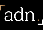 Texte blanc « adn. » avec un crochet doré sur fond noir.