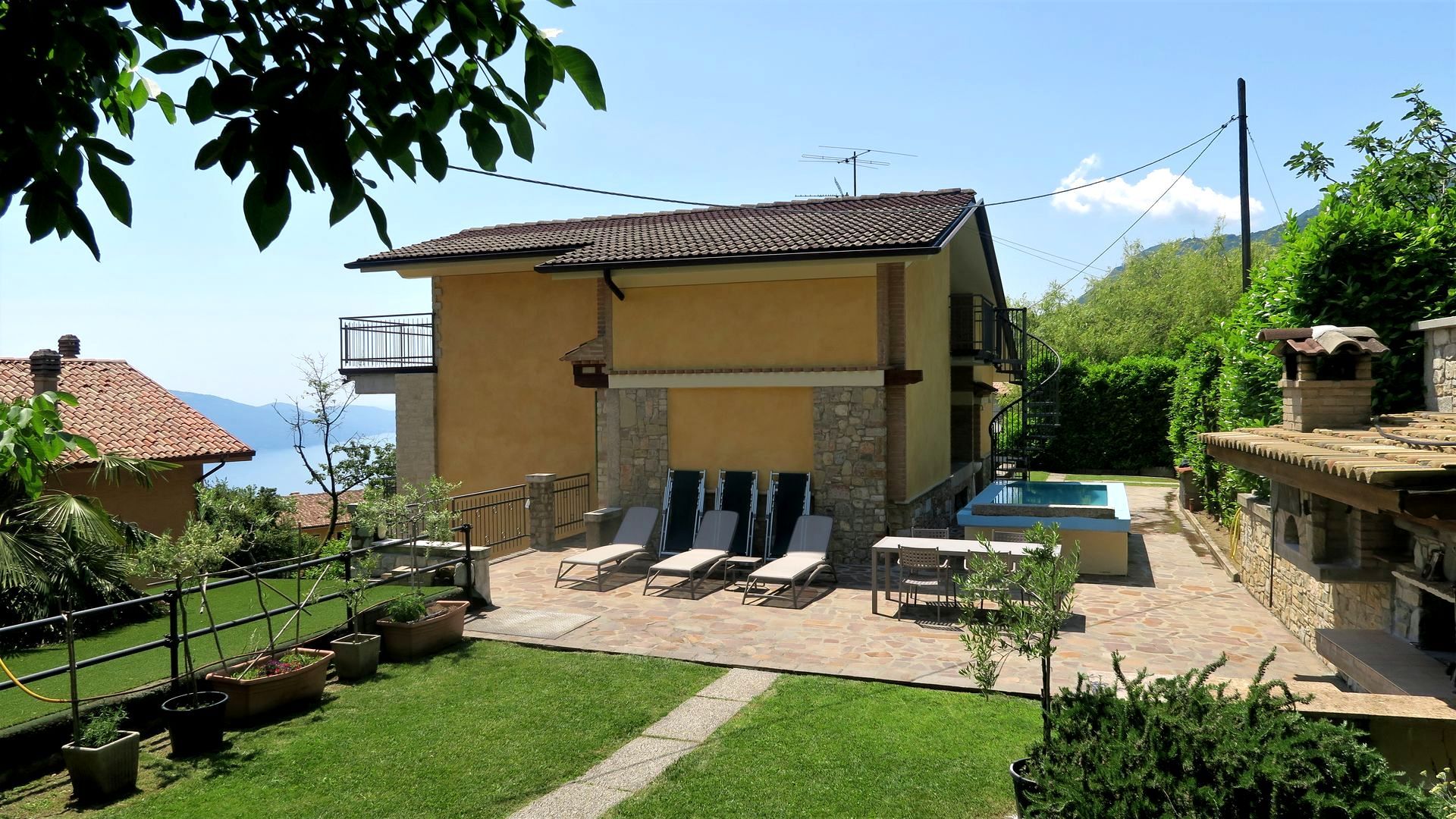 relax in piscina con vista Lago di Garda e Monte Baldo