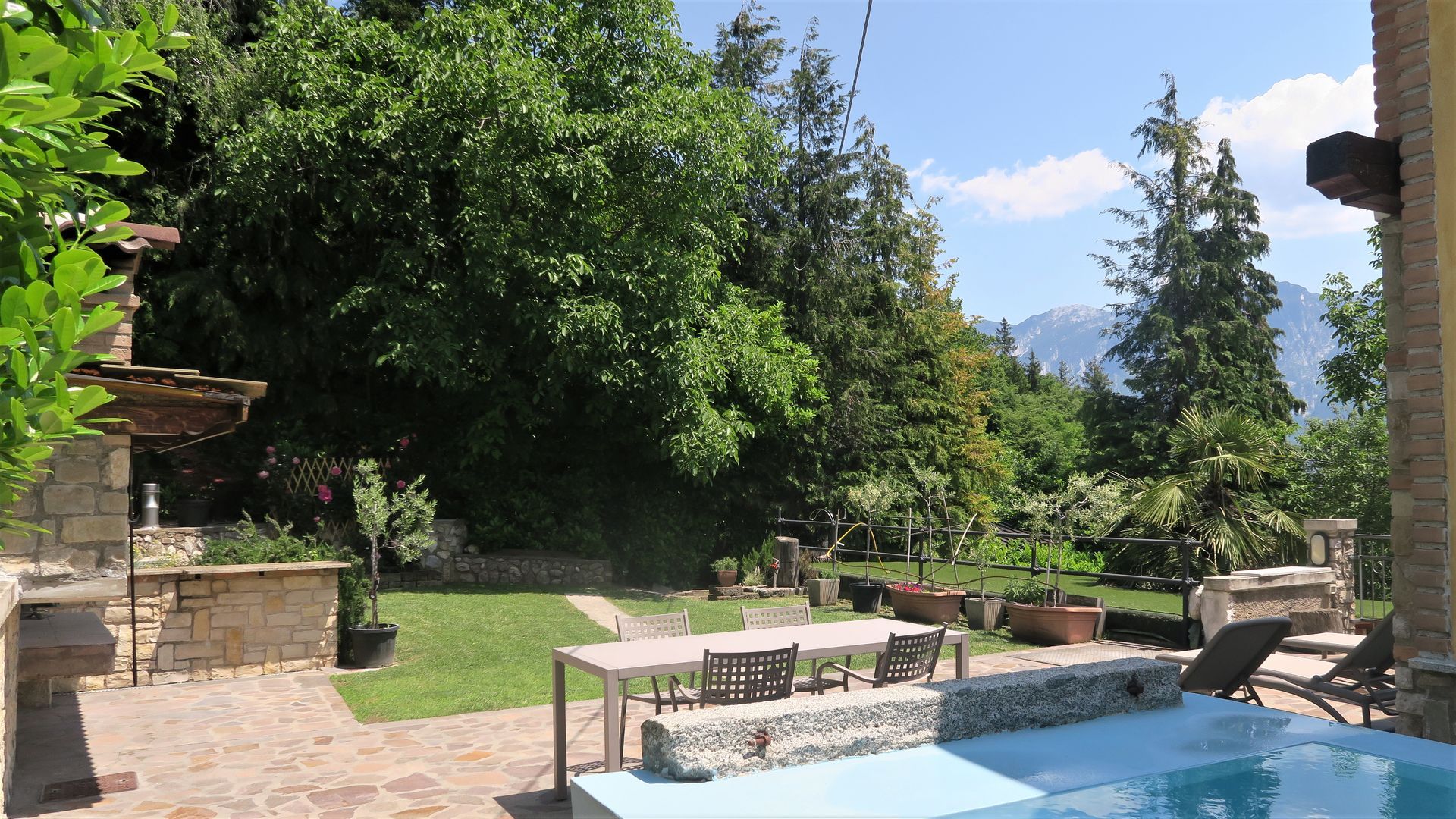 villa con piscina vista lago e montagne a Tignale