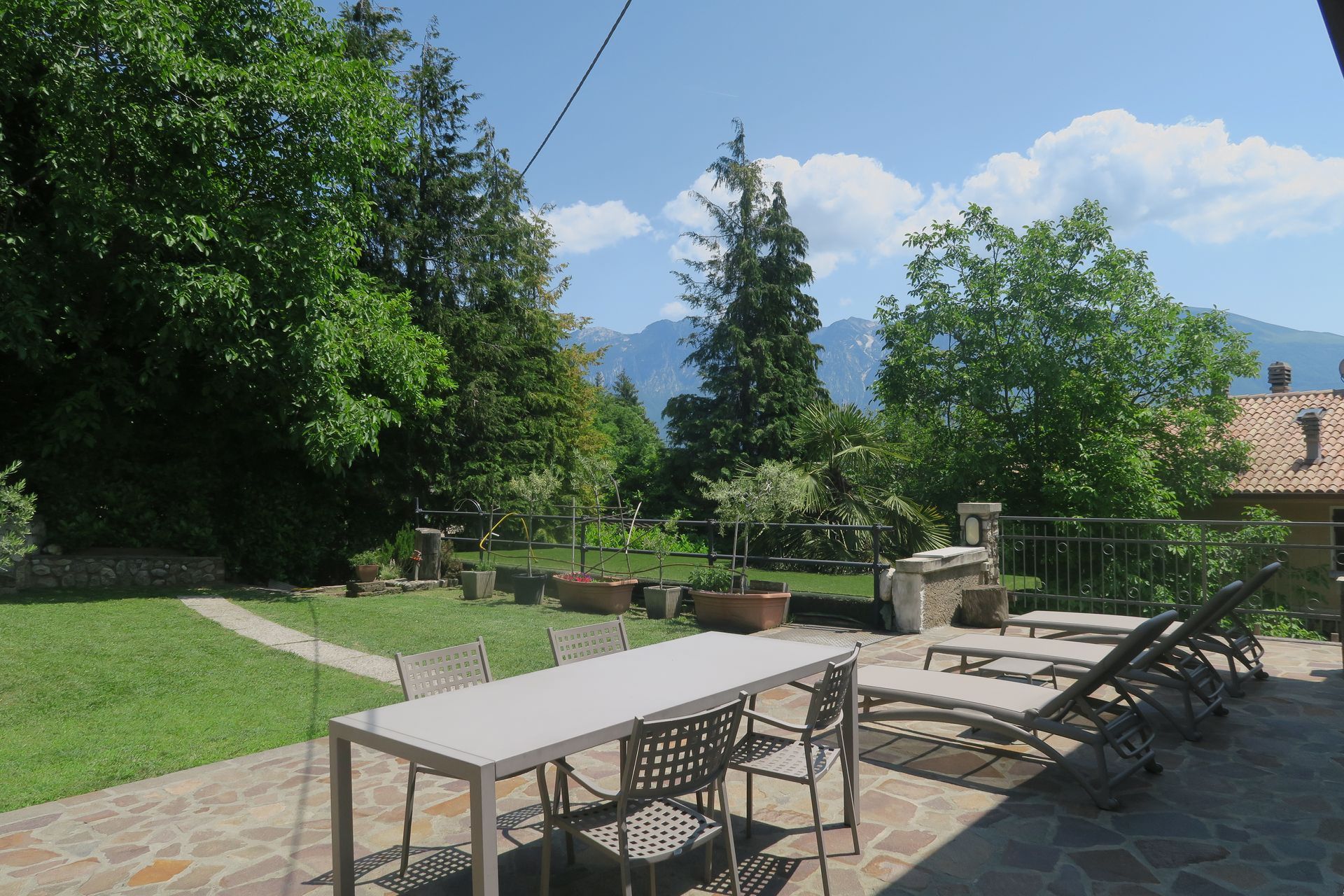 villa con piscina vista lago e montagne a Tignale