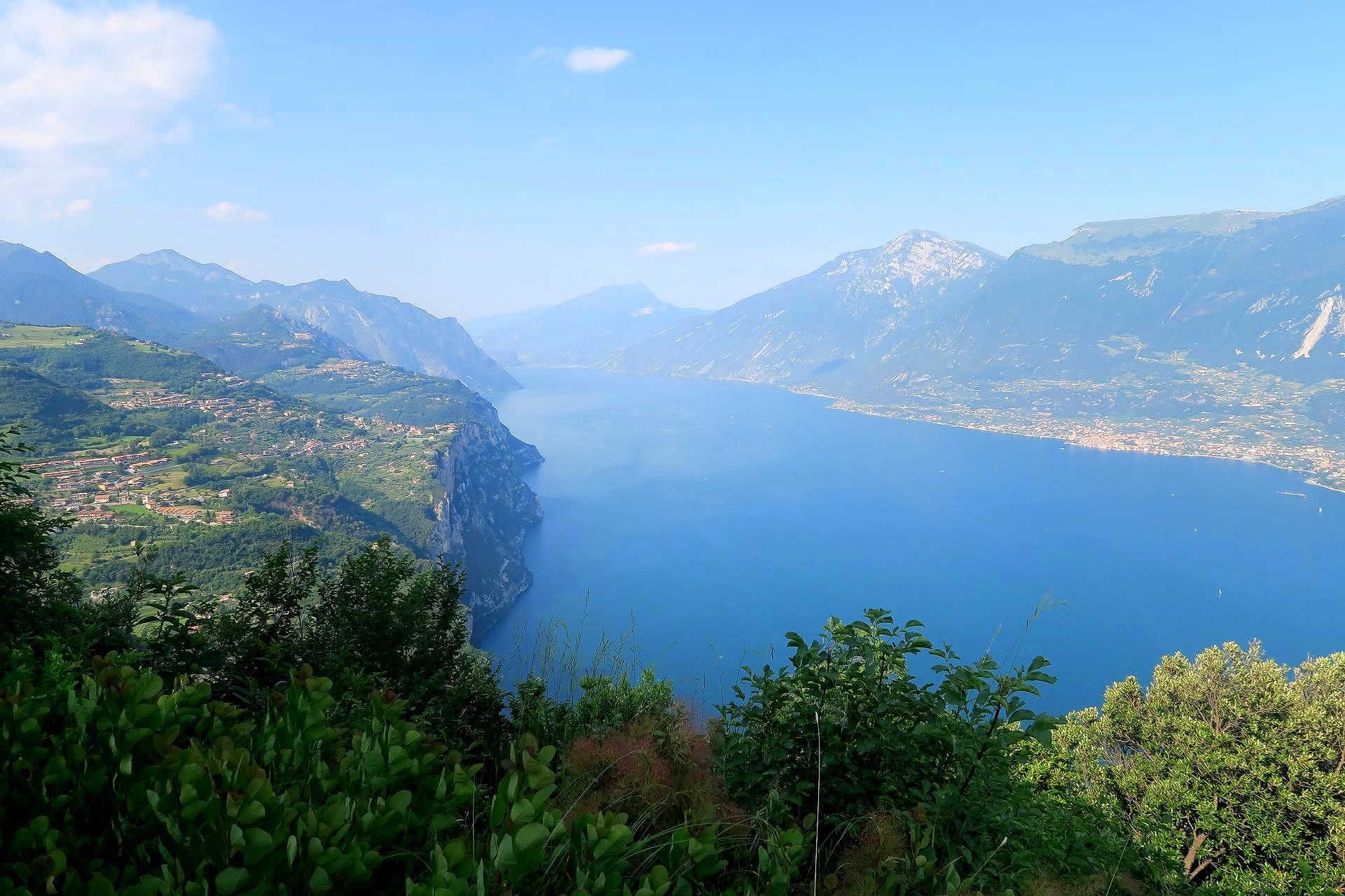 panorama naturale Lago di Garda e Monte Baldo a Tignale