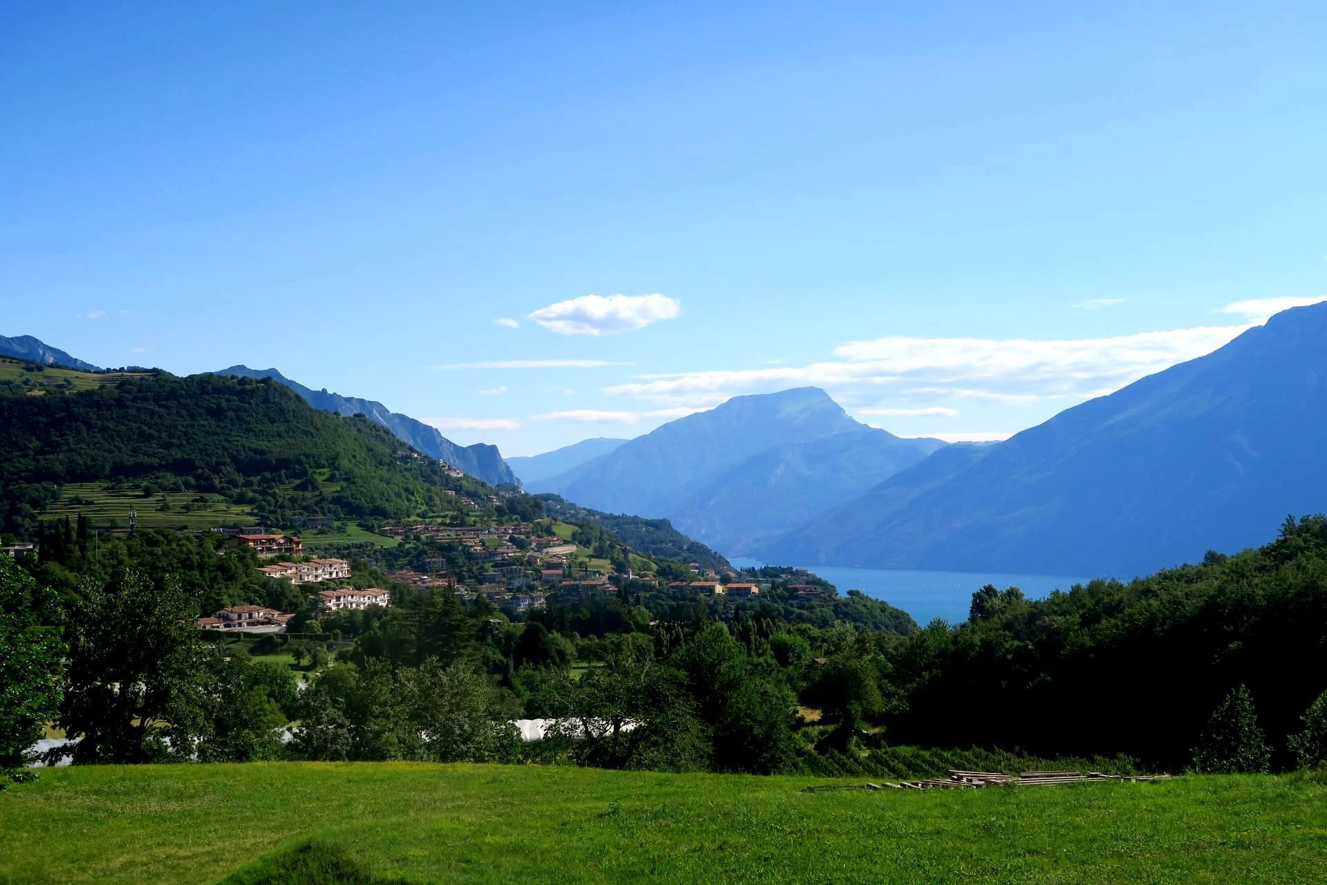 scorcio panoramico Lago di Garda e montagne