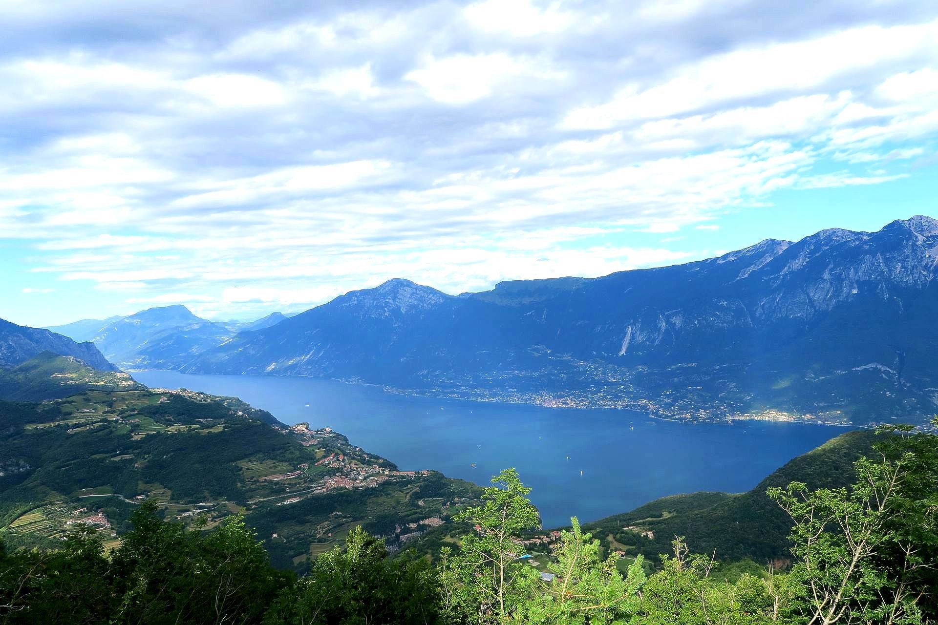 scorcio panoramico Lago di Garda e montagne