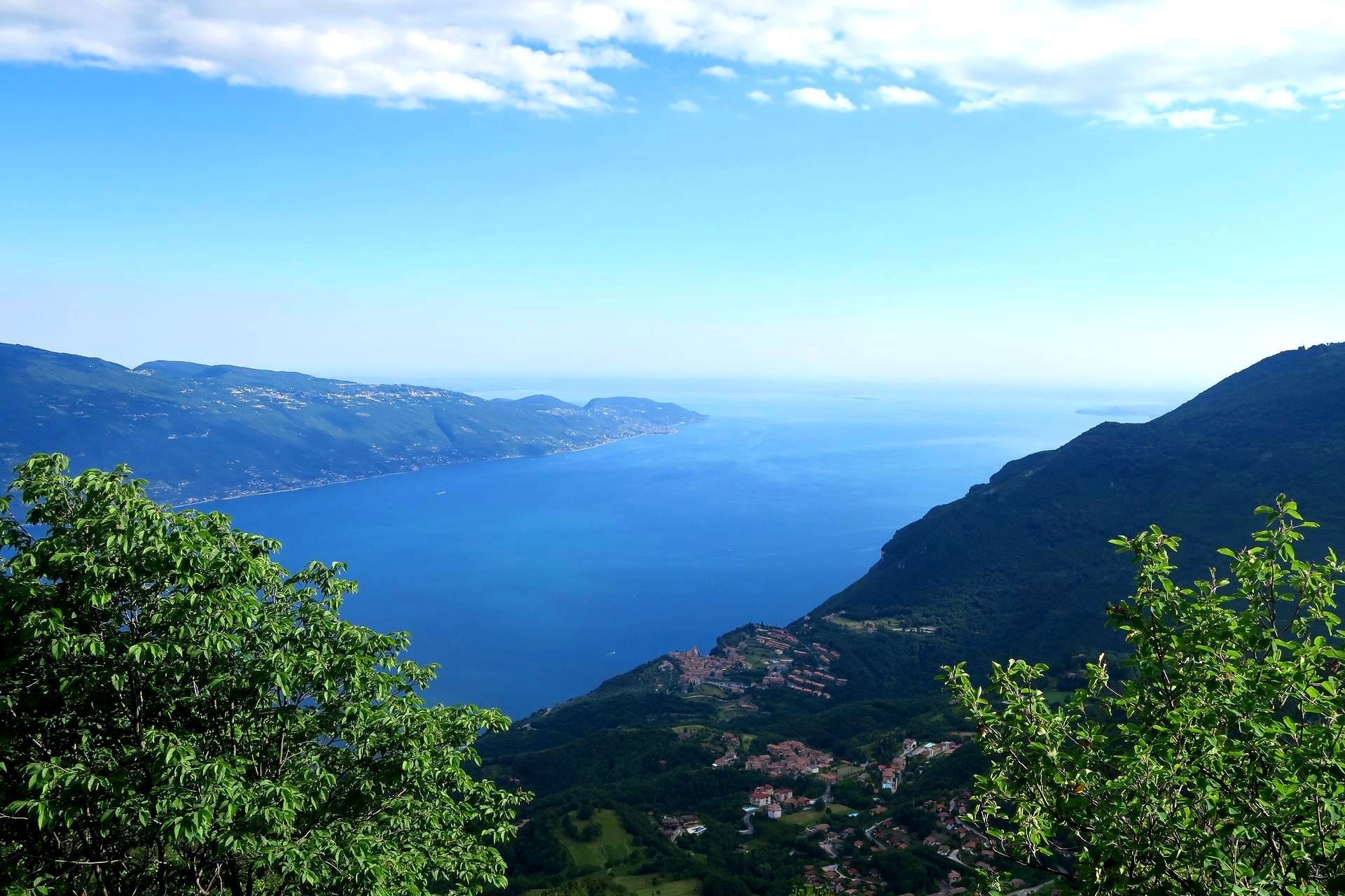 vista sul Lago di Garda e Monte Baldo immersa nella natura