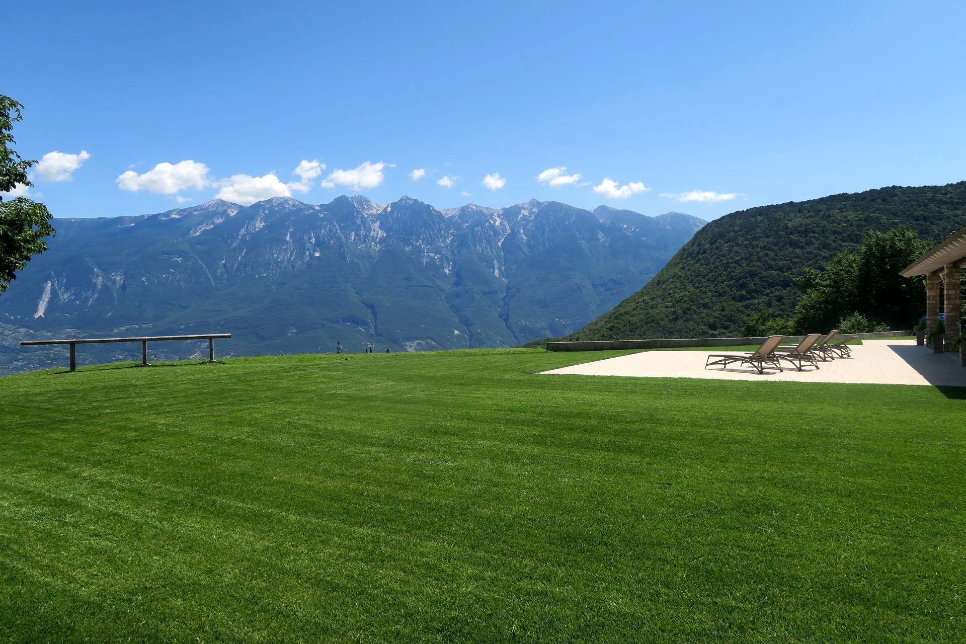 zona relax esterna con vista lago