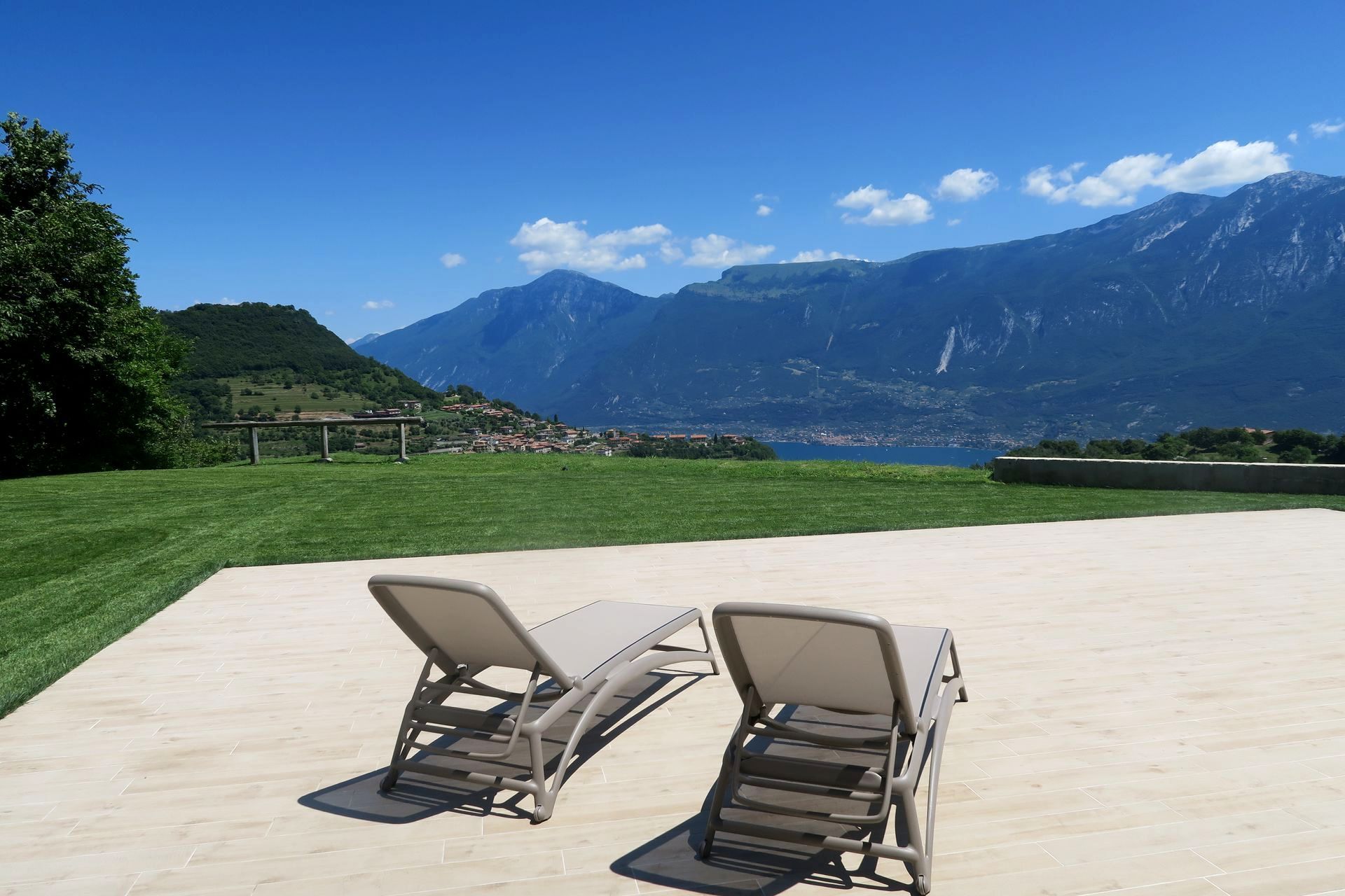 zona relax esterna con vista lago