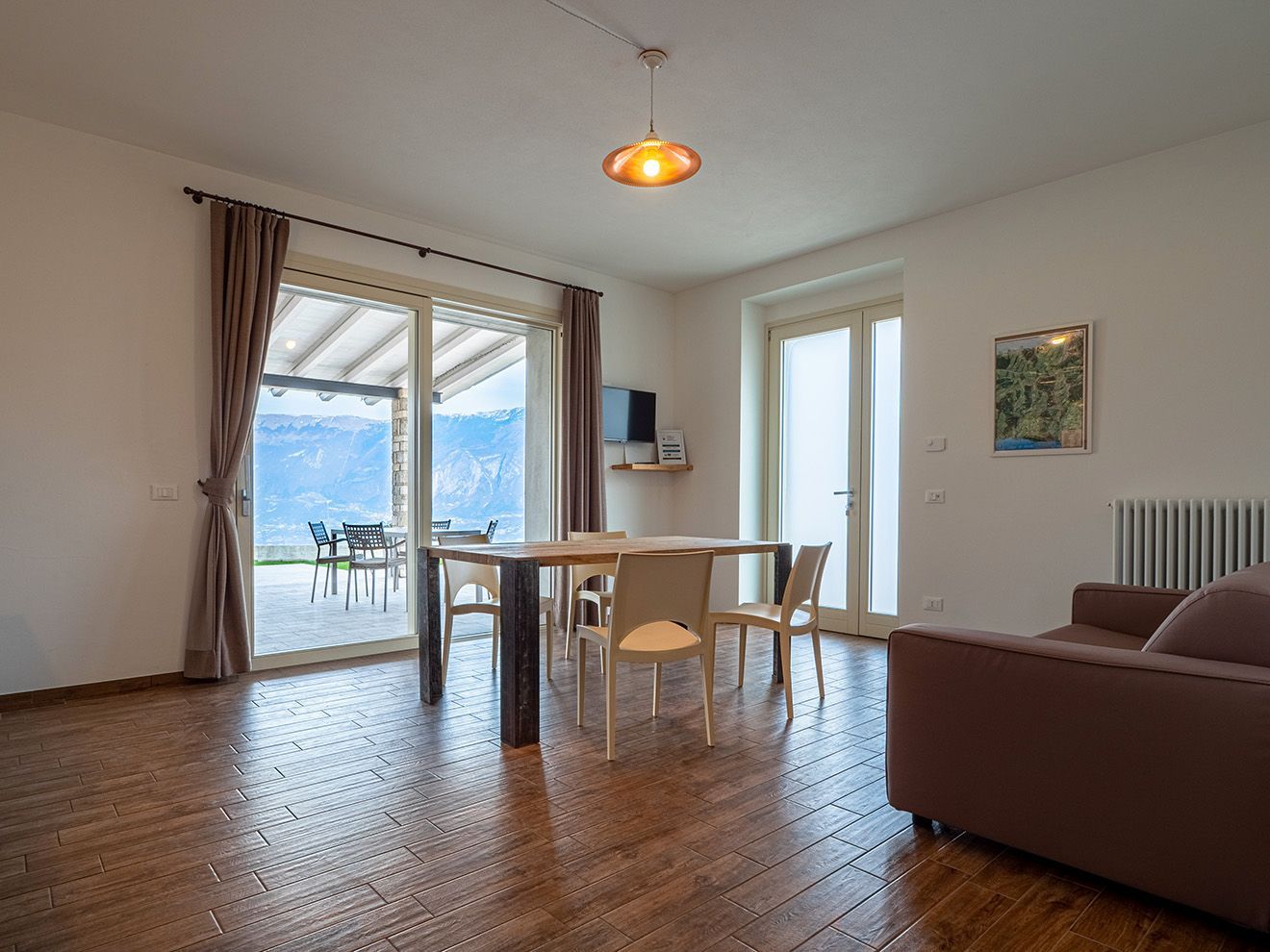 soggiorno luminoso con vista Lago di Garda e Monte Baldo