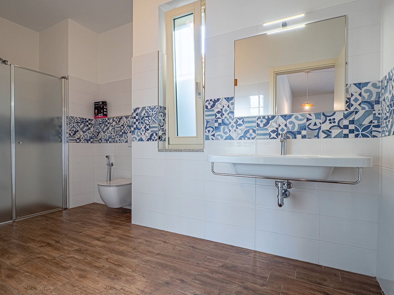 bagno con doccia appartamento a Tignale