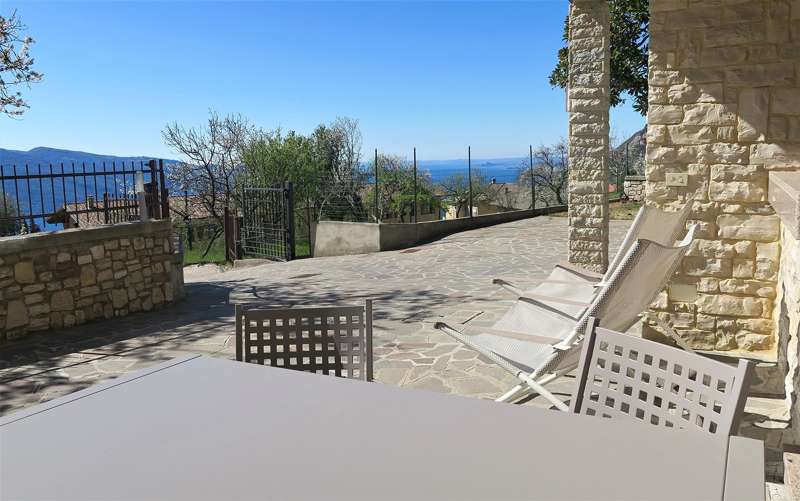 esterni Villa Arianna con vista Lago di Garda