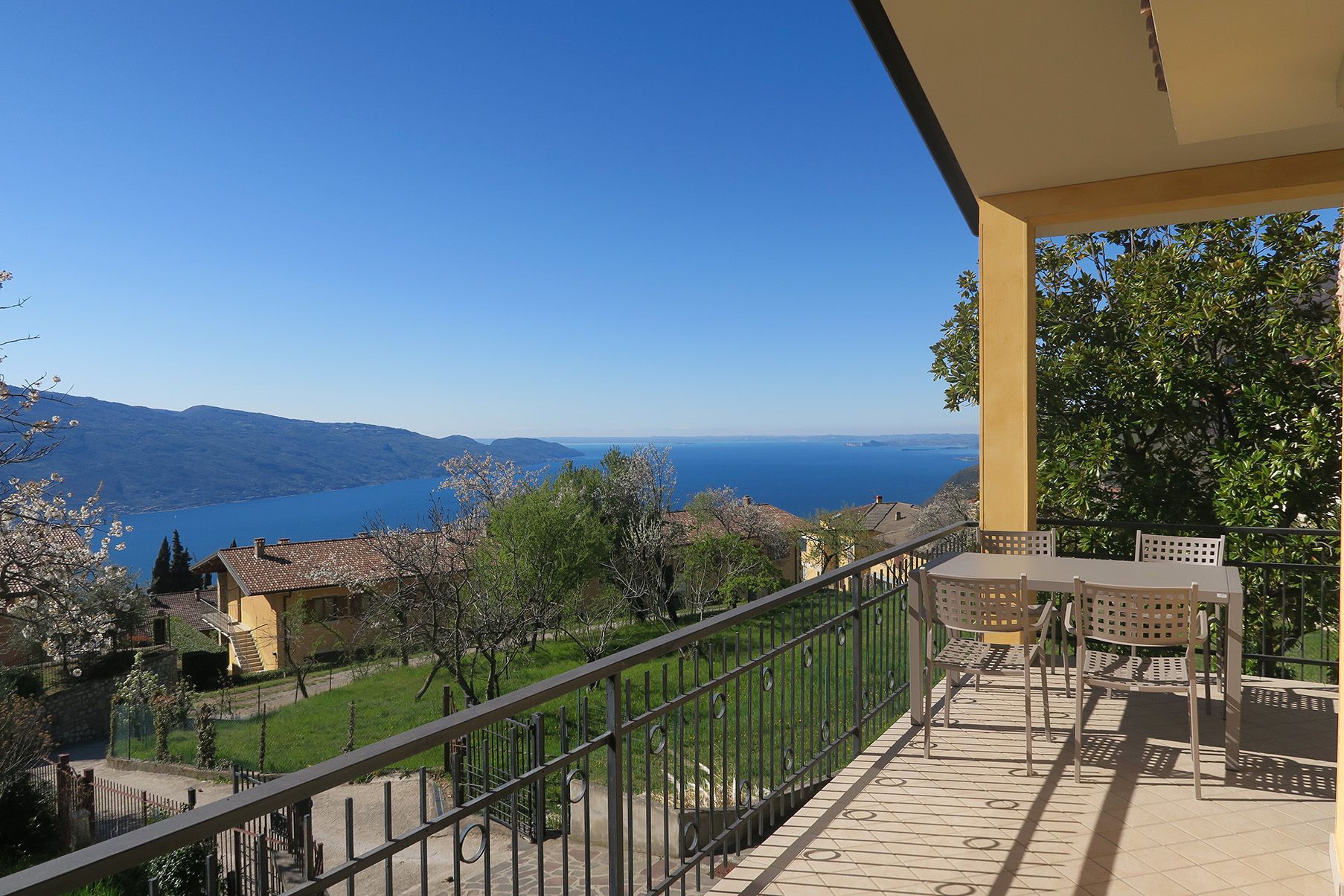 suite con splendida vista Lago di Garda e Monte Baldo