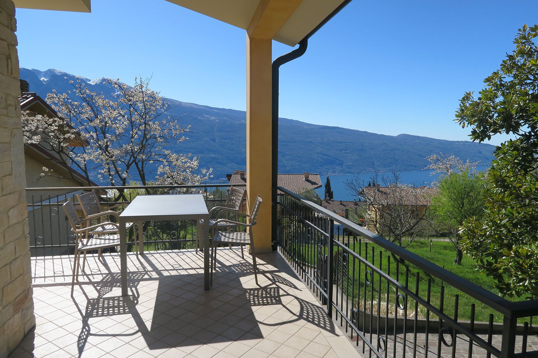 suite con splendida vista Lago di Garda e Monte Baldo