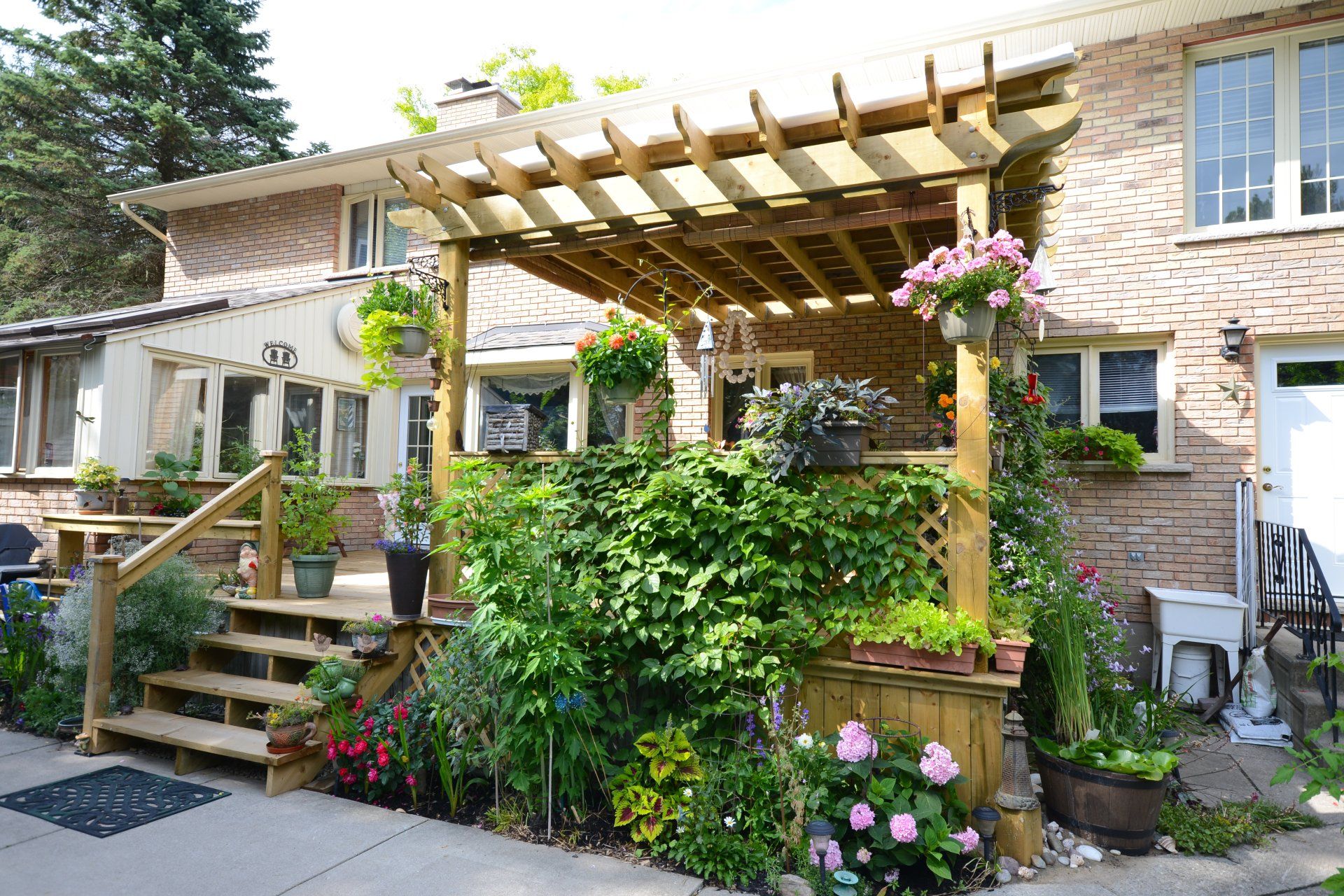 landscaping, landscape construction, hardscape construction, hardscape contractor, patios, garage build, fences, decks, patios, pools, pergolas