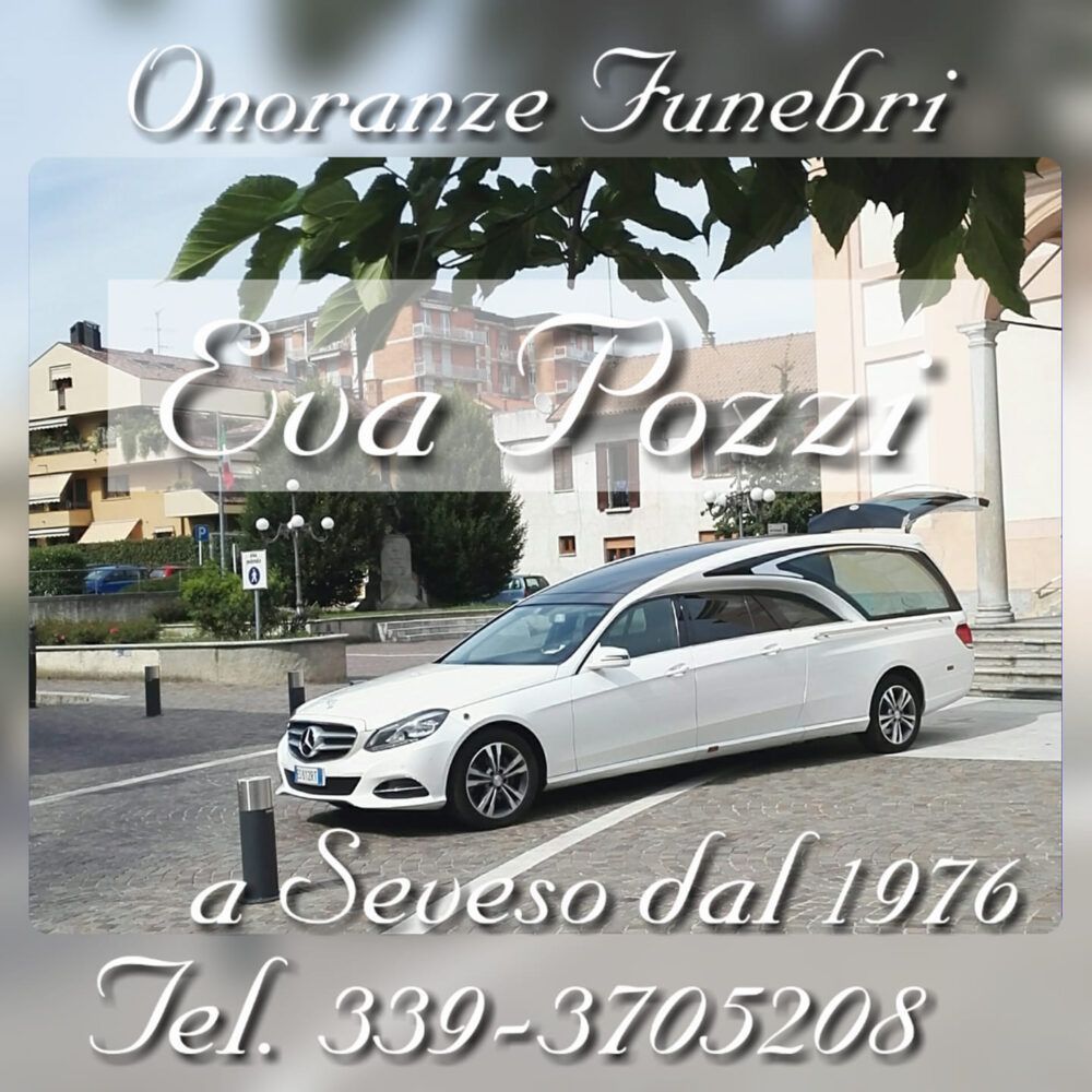 Carro funebre bianco con la scritta “Onoranze Funebri Eva Pozzi”, parcheggiato in una via di Seveso.