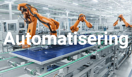 Geautomatiseerde productielijn met oranje robotarmen die zonnepanelen over een transportband verplaatsen.