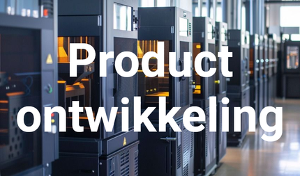 Achtergrond van een serverruimte met grote witte tekst waarop 'Productontwikkeling' staat.