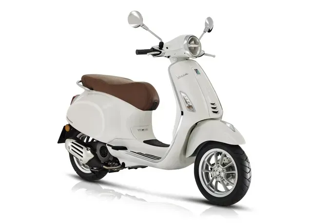 Scooter bianco con sella marrone su sfondo bianco uniforme
