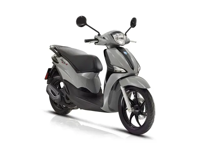 Scooter argento e nero su sfondo bianco, leggermente inclinato verso destra