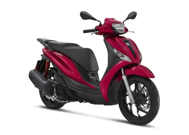 Scooter rosso e nero su sfondo bianco
