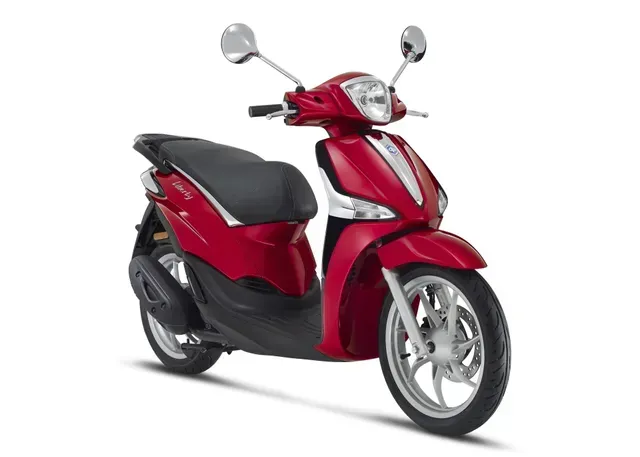Scooter rosso con sella nera e specchietti argentati, isolato su sfondo bianco