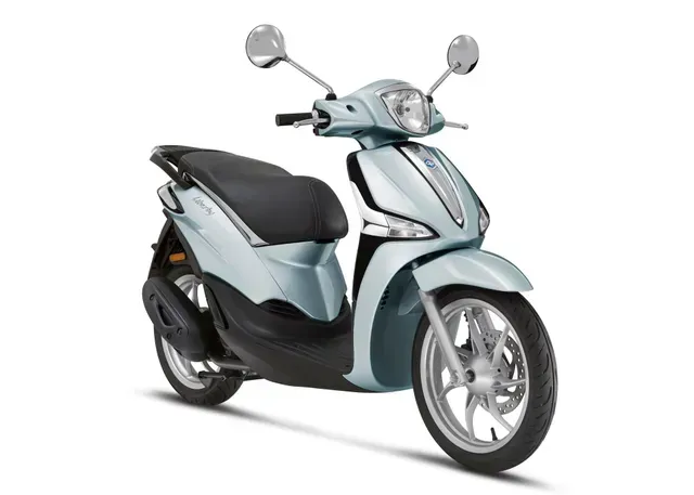Scooter azzurro chiaro con sella nera e specchietti cromati su sfondo bianco