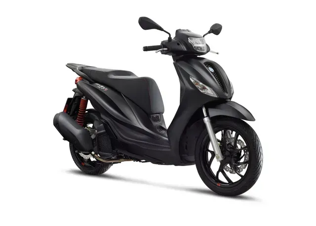 Scooter nero su sfondo bianco, visto di tre quarti frontalmente