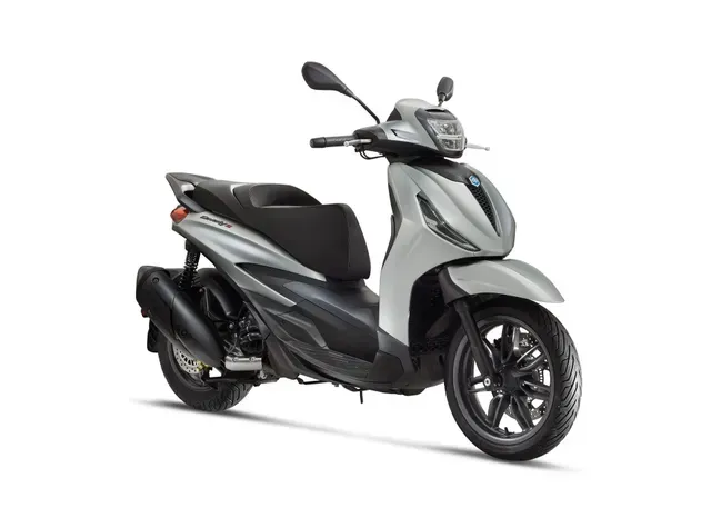 Scooter grigio e nero su sfondo bianco