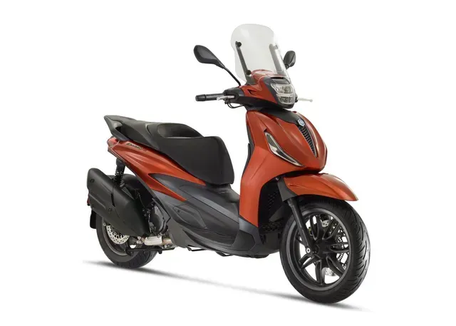 Scooter arancione e nero con parabrezza, vista laterale su sfondo bianco