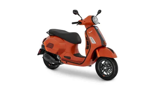 Scooter arancione isolato su sfondo bianco, visto di lato.