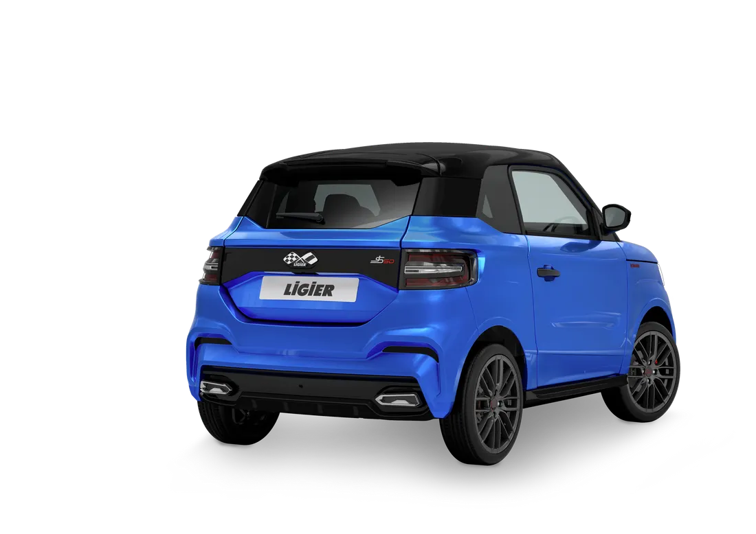 SUV compatto blu e nero visto da dietro su sfondo bianco