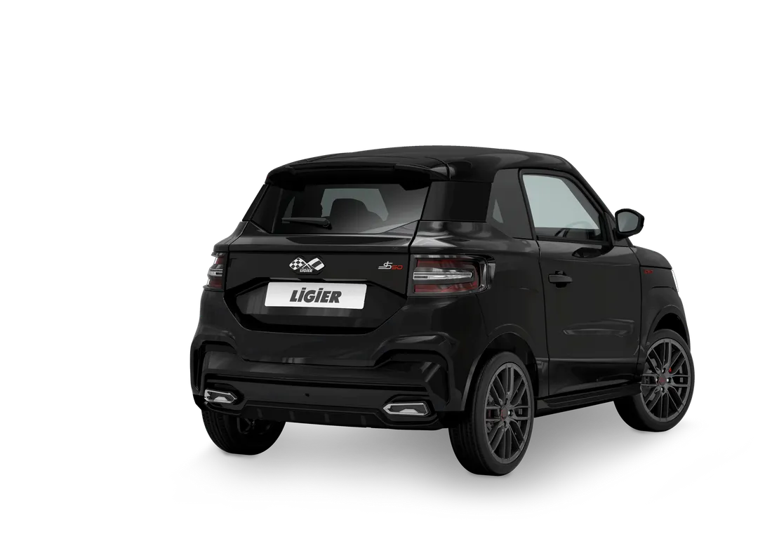 SUV compatto nero visto da dietro su sfondo bianco