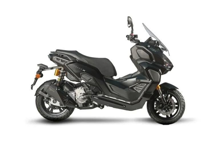Scooter da turismo nero su sfondo bianco, vista laterale con parabrezza alto e vani portaoggetti