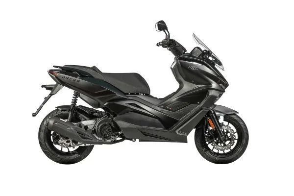 Scooter sportivo nero visto di lato su sfondo bianco