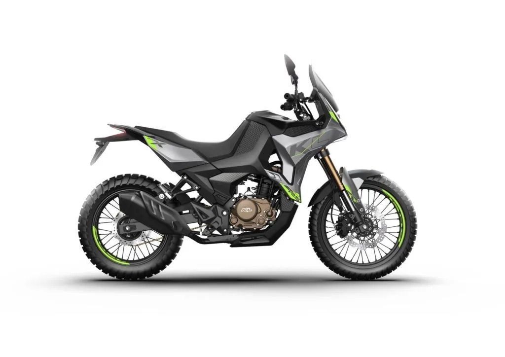Moto da avventura nera vista di lato su sfondo bianco